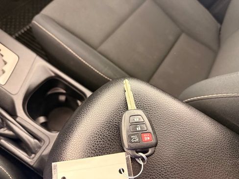 Used 2016 Toyota RAV4 XLE AWD/4WD image 29