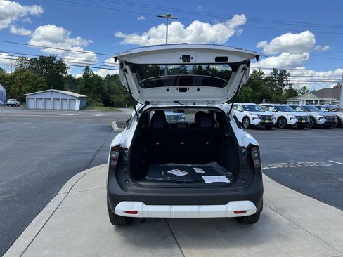 New 2025 Nissan Kicks SR image 9