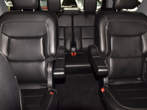 Used 2024 Ford Explorer XLT w/ Equipment Group 202A AWD/4WD image 19