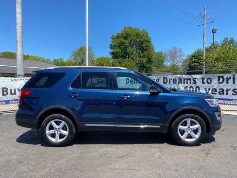 Used 2017 Ford Explorer XLT w/ Equipment Group 202A AWD/4WD image 2
