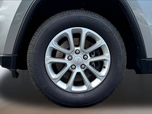 Used 2021 Jeep Grand Cherokee Laredo AWD/4WD image 31