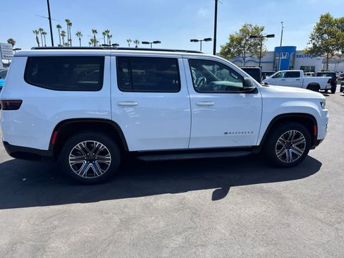 Used 2024 Jeep Wagoneer Series II w/ Flexible Seating Group AWD/4WD image 17