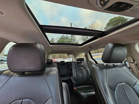 Used 2020 Chrysler Pacifica Limited image 43