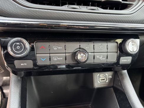 New 2026 Jeep Compass Latitude image 17