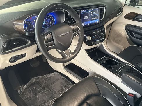 Used 2023 Chrysler Pacifica Limited FWD image 13