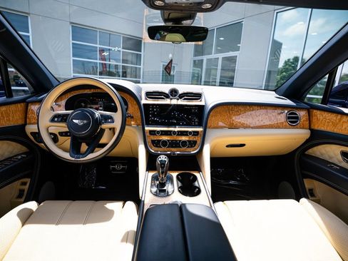 Used 2022 Bentley Bentayga AWD/4WD image 53