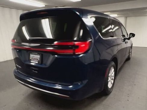 Used 2023 Chrysler Pacifica Touring-L FWD image 8