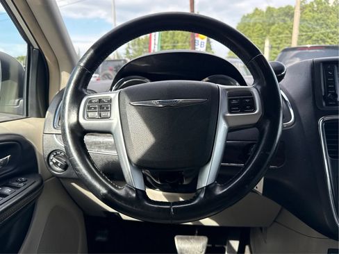 Used 2012 Chrysler Town & Country Touring-L w/ Entertainment Group #2 FWD image 17