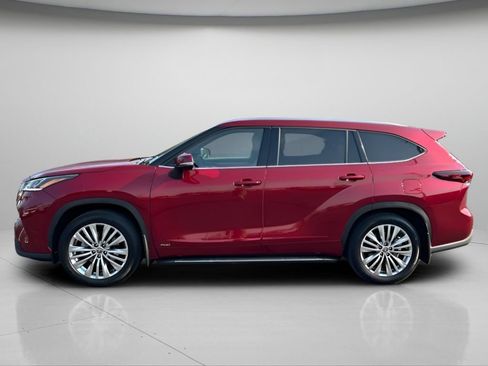 Certified 2025 Toyota Highlander Platinum AWD/4WD image 16