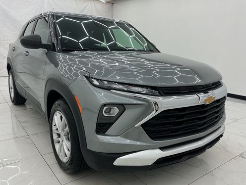 Used 2024 Chevrolet TrailBlazer LS FWD image 3