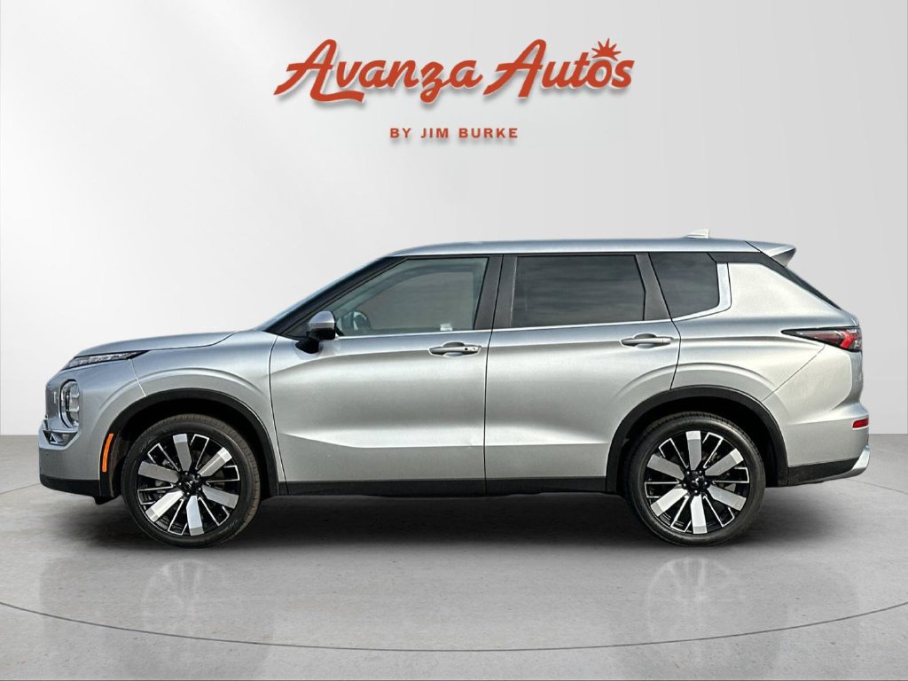 Used 2025 Mitsubishi Outlander SE AWD/4WD image 2
