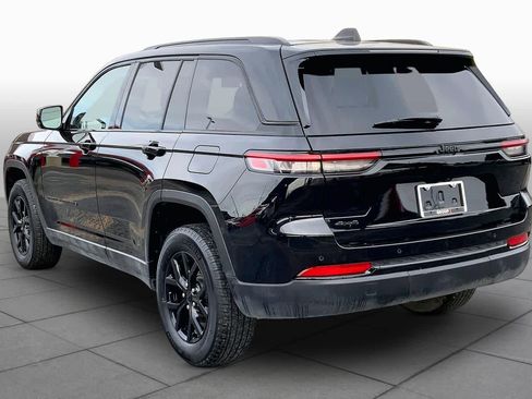 Used 2025 Jeep Grand Cherokee Altitude AWD/4WD image 12