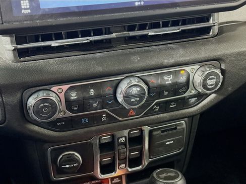 Used 2024 Jeep Wrangler Unlimited image 17