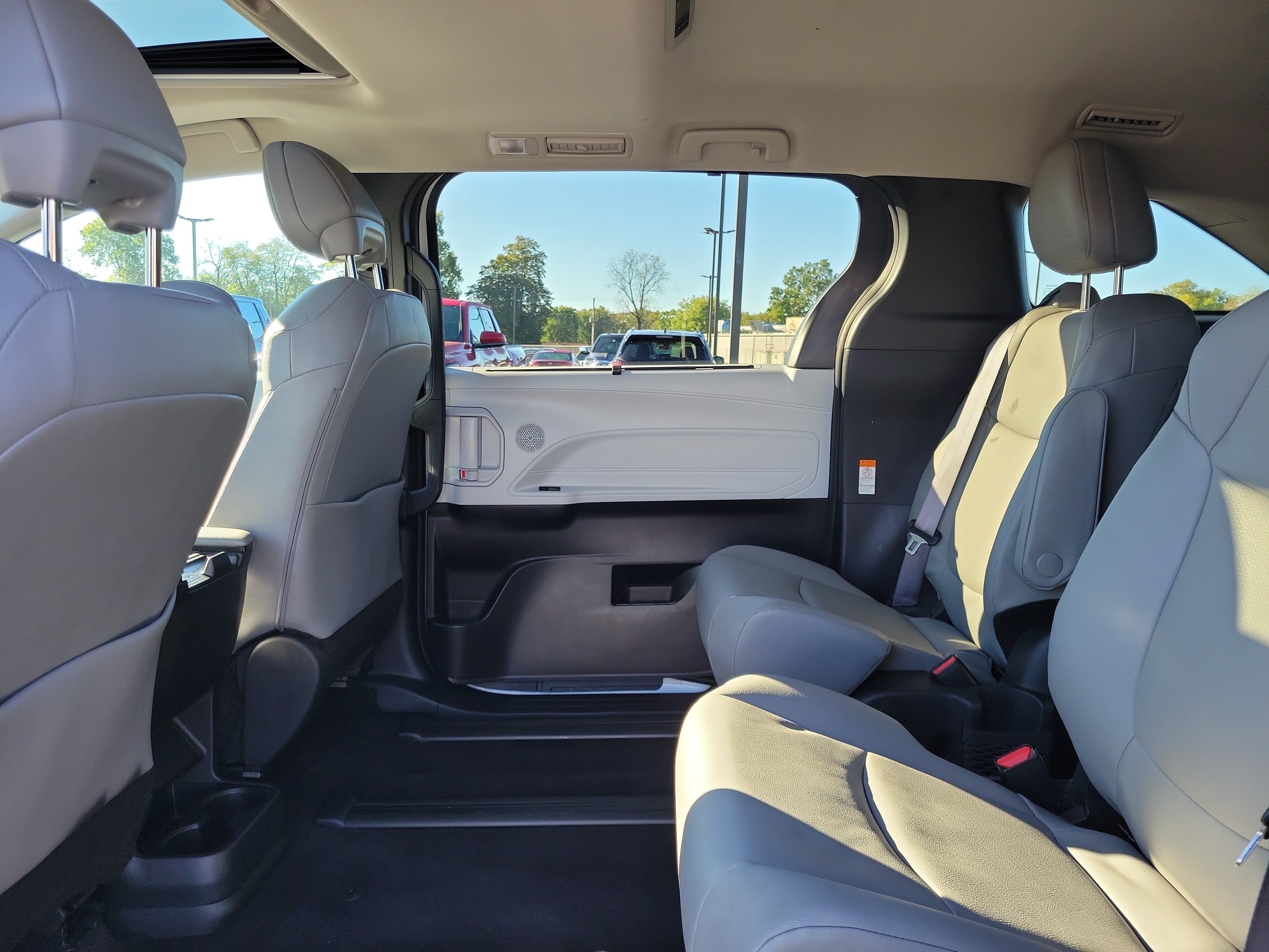 Used 2025 Toyota Sienna XLE w/ XLE Plus Package FWD image 11