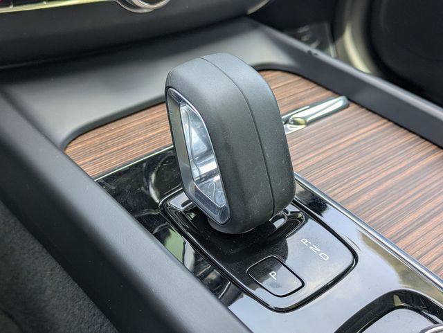 Certified 2022 Volvo XC60 B5 Momentum FWD image 20