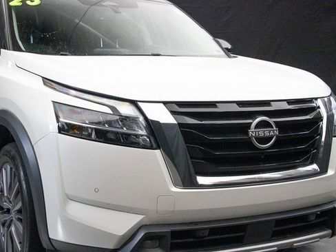 Used 2023 Nissan Pathfinder SL w/ SL Premium Package image 3