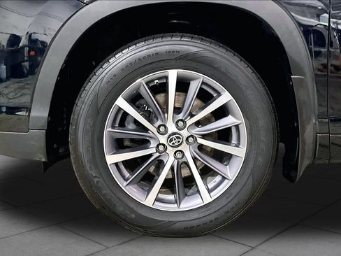 Used 2018 Toyota Highlander XLE AWD/4WD image 11