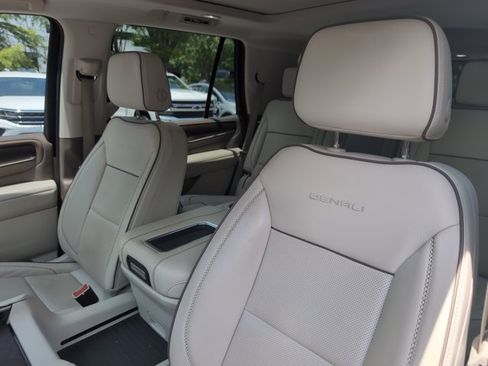 Used 2023 GMC Yukon Denali w/ LPO, Floor Liner Package AWD/4WD image 10
