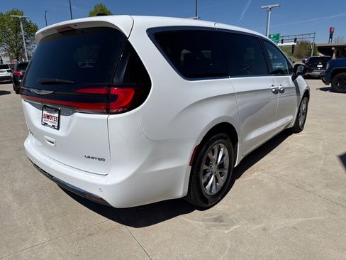 Used 2026 Chrysler Pacifica Limited image 4