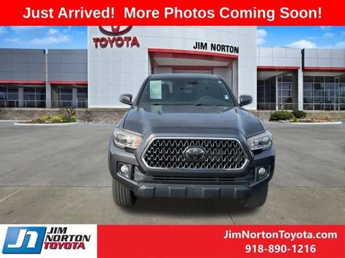 Used 2019 Toyota Tacoma TRD Off-Road image 2