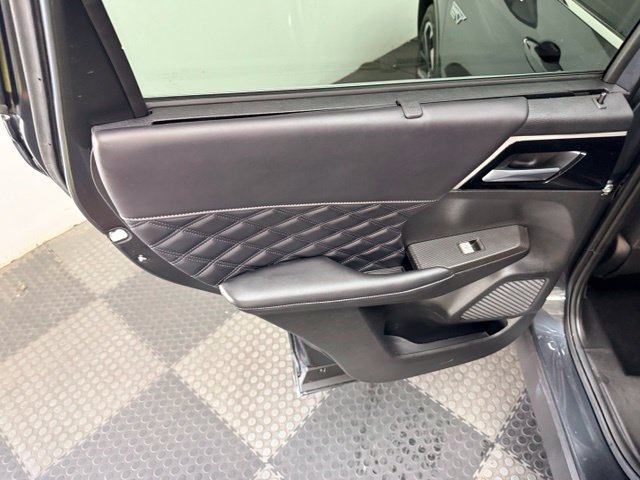 Used 2025 Mitsubishi Outlander 4WD Plug-In Hybrid image 30