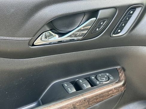 Used 2023 GMC Acadia Denali w/ Denali Technology Package AWD/4WD image 17