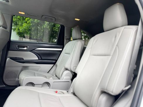 Used 2019 Toyota Highlander XLE AWD/4WD image 24