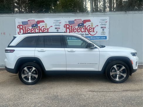 New 2025 Jeep Grand Cherokee Limited w/ Luxury Tech Group II image 2