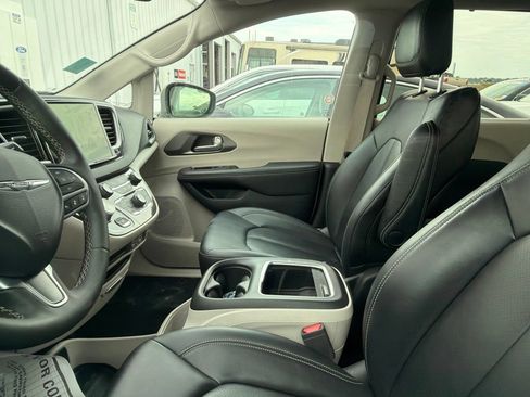 Used 2024 Chrysler Pacifica Touring-L FWD image 9