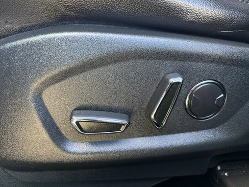 Used 2018 Ford Explorer XLT w/ Equipment Group 202A AWD/4WD image 16