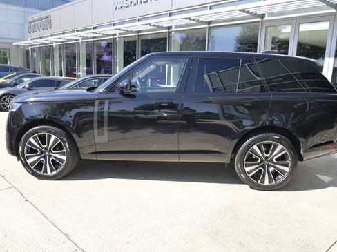 Used 2024 Land Rover Range Rover SE image 8