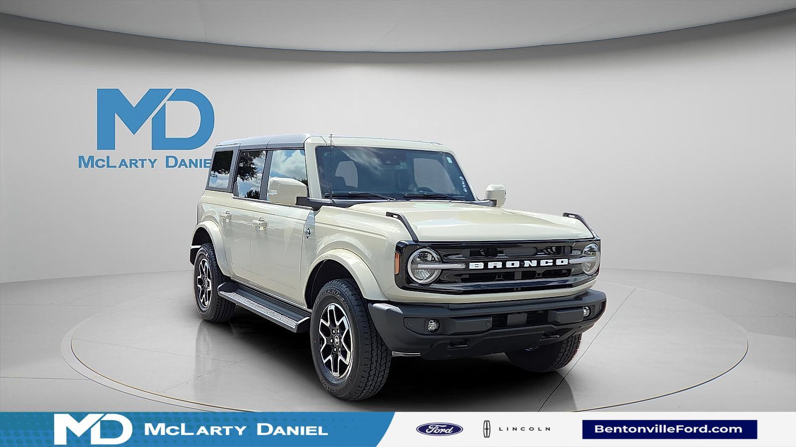 Certified 2025 Ford Bronco Outer Banks AWD/4WD image 1