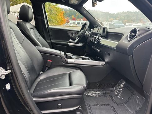 Used 2020 Mercedes-Benz GLB 250 4MATIC w/ Premium Package image 13