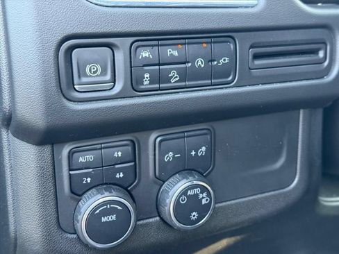 Used 2022 Chevrolet Suburban Premier AWD/4WD image 19