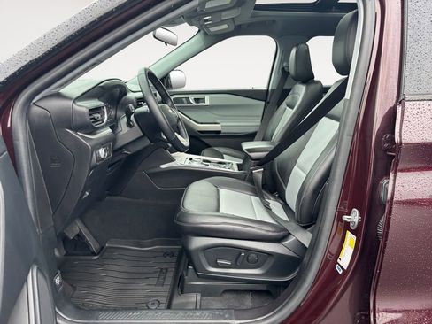 Used 2022 Ford Explorer XLT w/ Equipment Group 202A image 16
