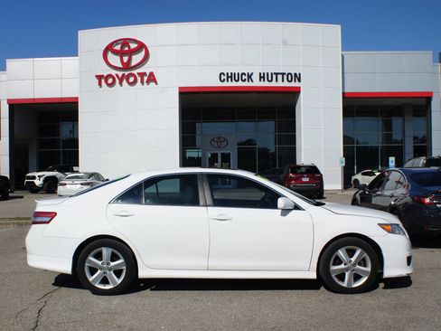 Used 2010 Toyota Camry SE image 1