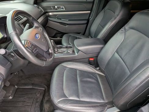 Used 2018 Ford Explorer XLT w/ Equipment Group 202A image 11