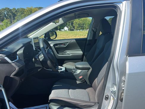 Used 2025 Toyota RAV4 XLE AWD/4WD image 14