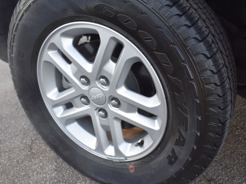 Used 2024 Jeep Grand Cherokee Laredo w/ Trailer Tow Package image 12