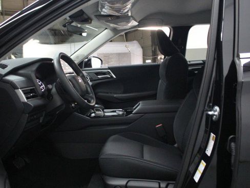 New 2026 Mitsubishi Outlander ES image 6