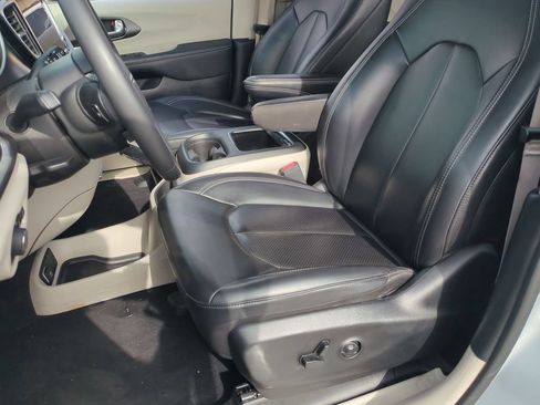 Used 2023 Chrysler Pacifica Touring-L FWD image 19