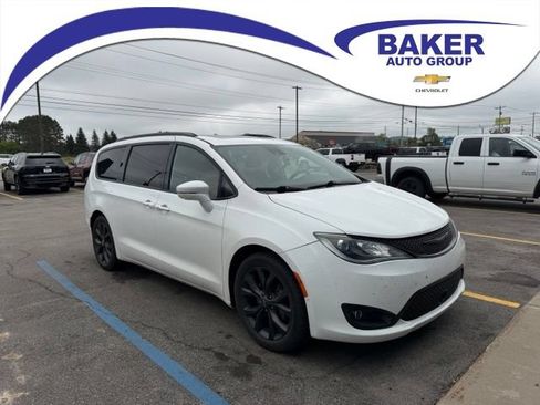 Used 2020 Chrysler Pacifica Limited w/ Quick Order Package 27H Red S FWD image 1