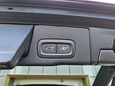 Used 2025 Volvo XC60 B5 Plus image 12