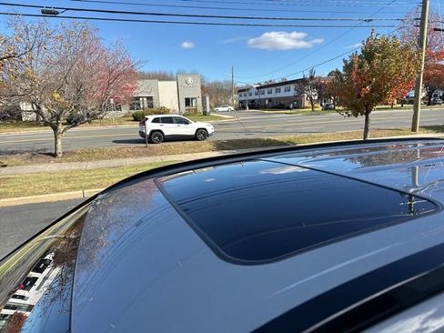 Certified 2024 Toyota Highlander XLE image 11