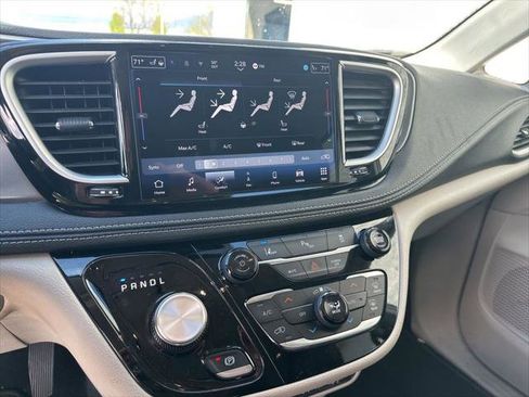 Certified 2024 Chrysler Pacifica Limited FWD image 18