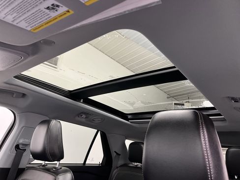 Used 2022 Ford Explorer XLT w/ Equipment Group 202A image 6