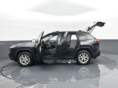 Used 2016 Jeep Cherokee Latitude w/ Cold Weather Group AWD/4WD image 30