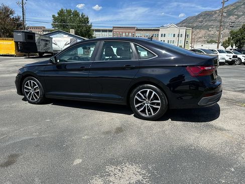 Used 2025 Volkswagen Jetta SE FWD image 6