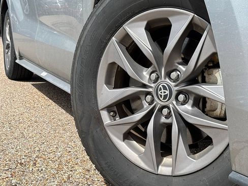 Used 2025 Toyota Sienna XLE FWD image 2