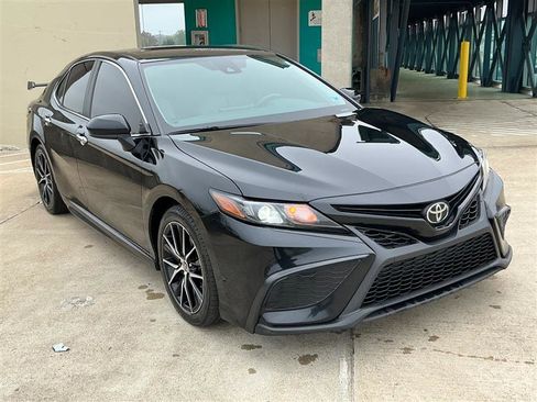 Used 2021 Toyota Camry SE FWD image 9